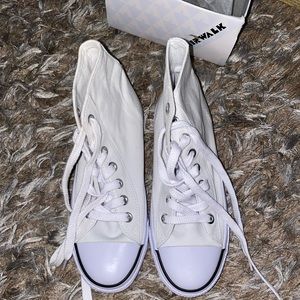 NEW in Never worn! AirWalk Sneakers (Size 7)